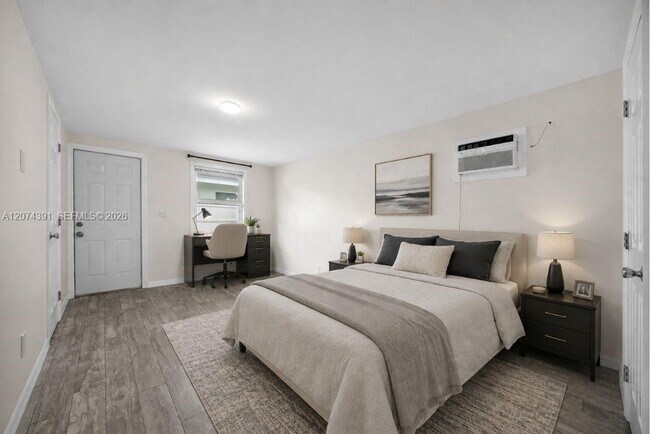 Building Photo - 1041 NE 9th Ave Unit A5
