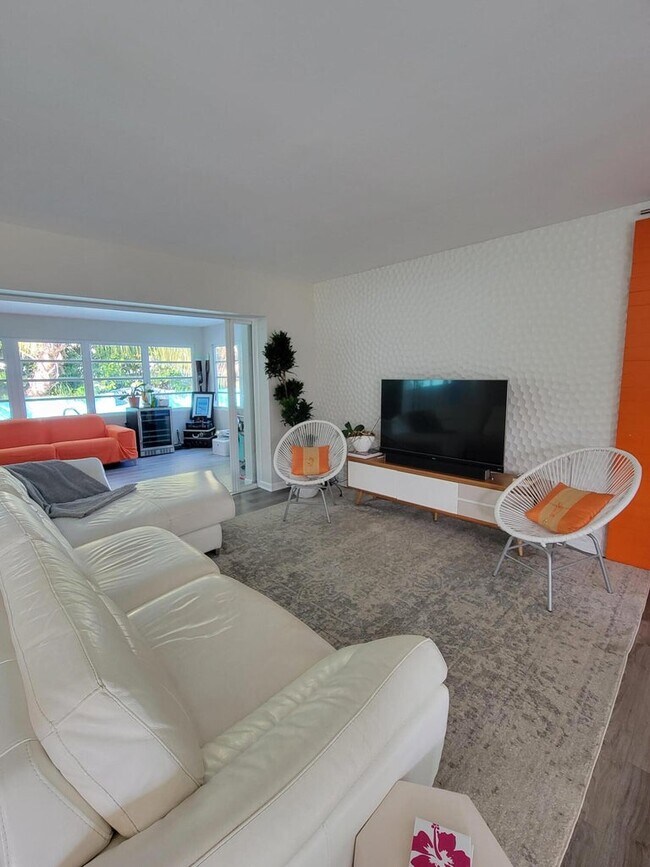 Photo - 113 Park Ln E