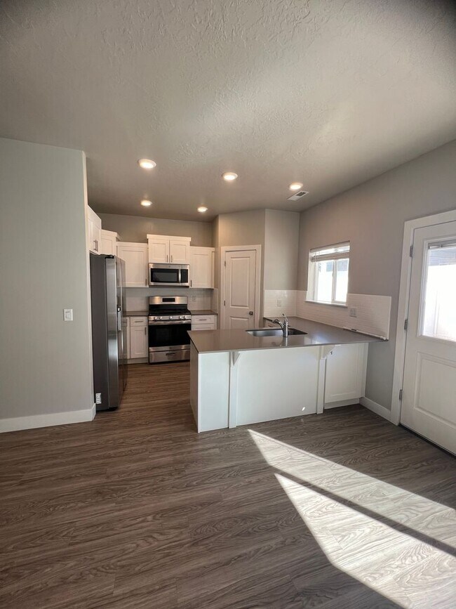Photo - 3 Bed/2 Bath Townhome Available Soon!!