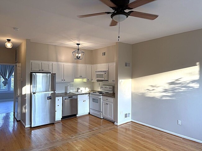 Building Photo - !!Gorgeous 1BR Apartment near South Capito...