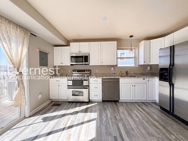 Photo - 2040 Oakcrest Cir