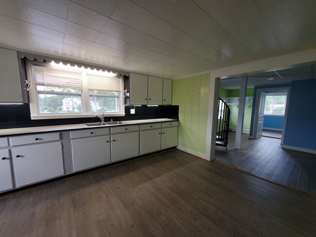 Building Photo - Utilities Included!!!! Unit Ridgeview Apt 3