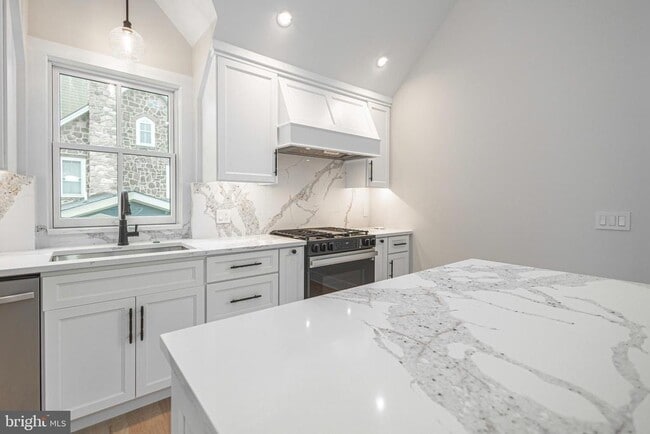 Photo - 156 W Oakland Ave
