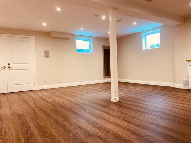 Living Dinning Open concept - 1543 Polesden Dr Unit Basement Apartment 1.5 Bed