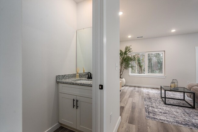 Photo - 409 E 20th St