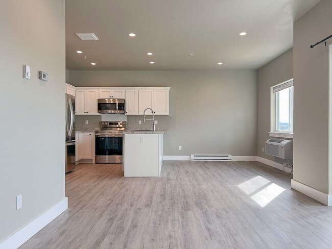 Building Photo - Pet Friendly 2 bed/ 2 bath Unit # 206