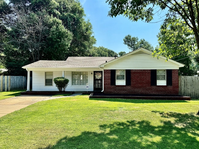 Spacious 4BR/2BA Southaven Home | 1,899 Sq Ft, Hardwood Floors, Brick Fireplace & Patio - Spacious 4BR/2BA Southaven Home | 1,899 Sq Ft, Hardwood Floors, Brick Fireplace & Patio