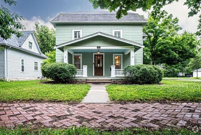 Building Photo - Spacious home on a corner lot