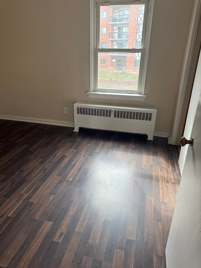 Photo - 5110 Wyandotte St E