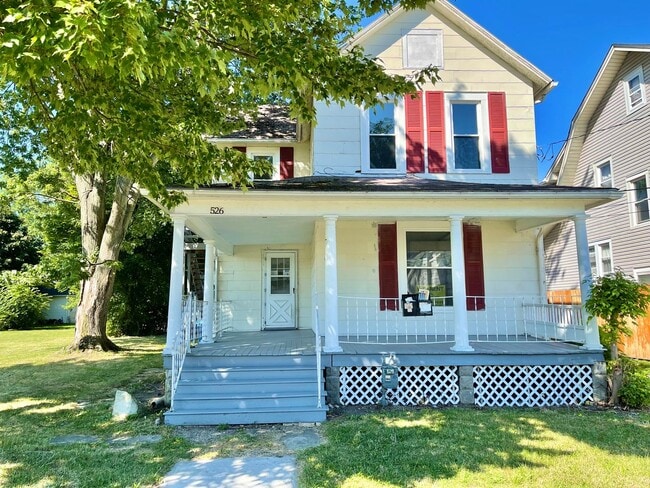 526-528 Hamilton Ave - 526-528 Hamilton Ave Apartment Unit 526 Down Front