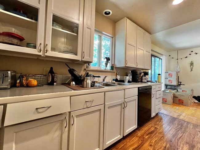 Photo - Spacious 5 bed, 2 bath Home in a Great Fort Collins Location!