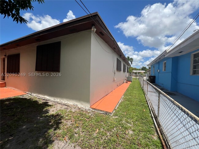 Photo - 260 W 15th St