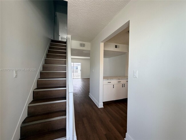Building Photo - 2710 W 76th St Unit 206