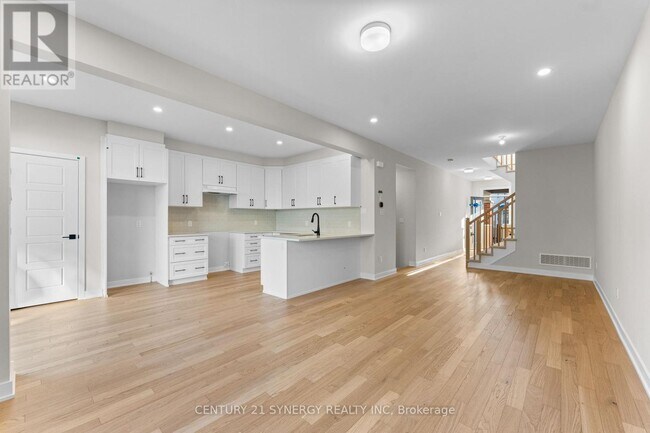 Photo - 305 Cornflower Row