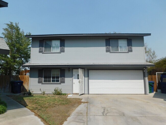 Building Photo - Spacious 3bd 2.5ba Quiet location.