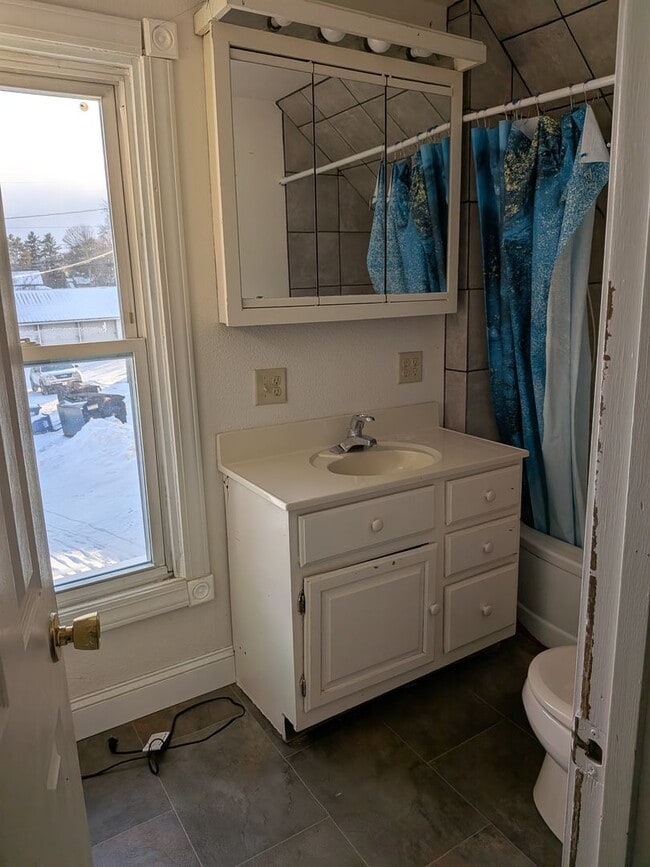 Building Photo - 229 Cedar St Unit 229 1/2 (upper)