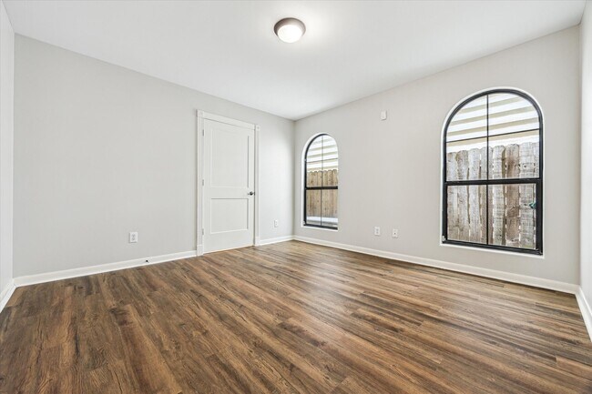 Photo - 5308 Larkin St