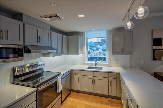 Photo - 105 W Court St