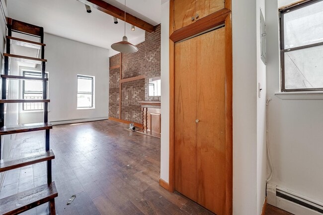 Photo - 1093 Summit Ave