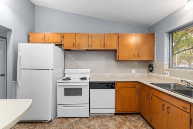 Photo - 550 Versailles Dr