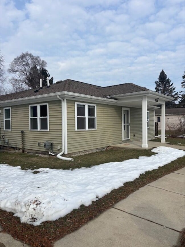 Building Photo - LIVE IN DOWNTOWN HOWELL! 3 BEDROOM HOUSE FOR LEASE