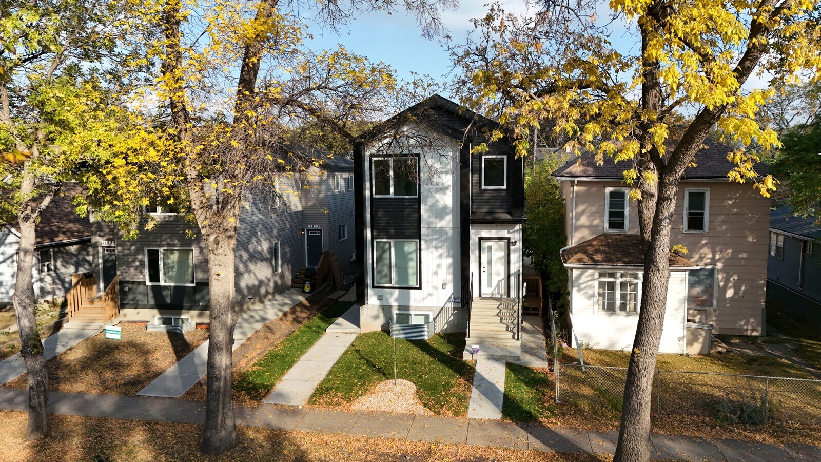 Photo - 12125-12195 95 St Unit GAR