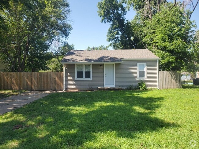 Building Photo - Remodeled Home Just N of Haysville  a few ...