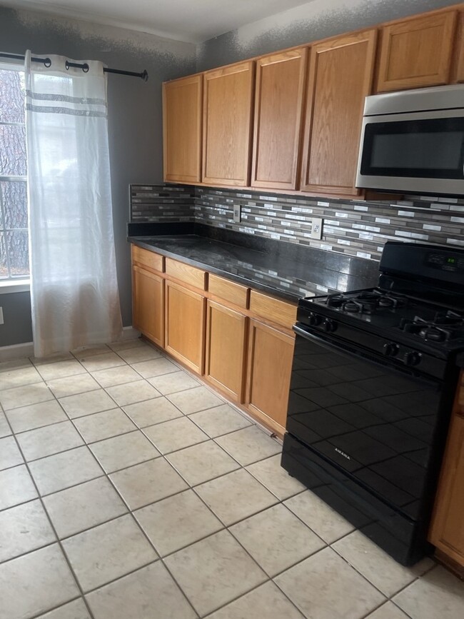 Building Photo - 723 N Vista Dr