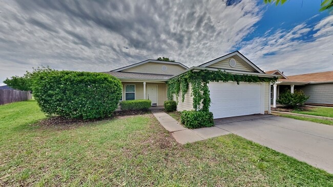 Photo - 3 Bedroom 2 Bath with 2 Car Garage - Moore...