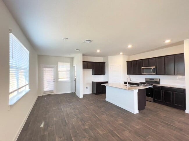 Building Photo - 2900 Egan Dr