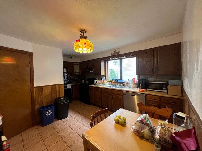 Building Photo - 102 W Adams St Unit B