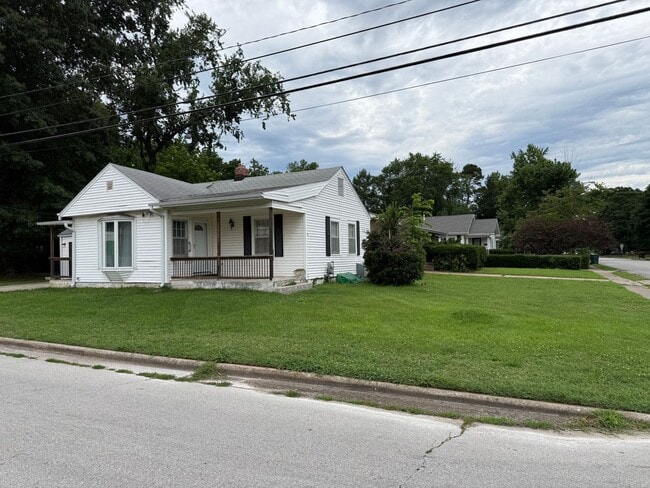 Building Photo - Charming 2 bedroom 1 bath home on large corner lot in desirable part of Springfield
