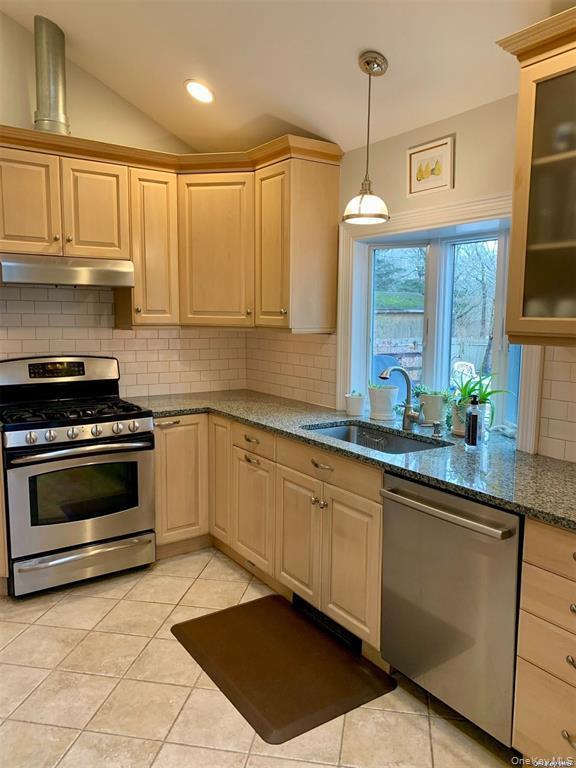 6 Lynn Ct