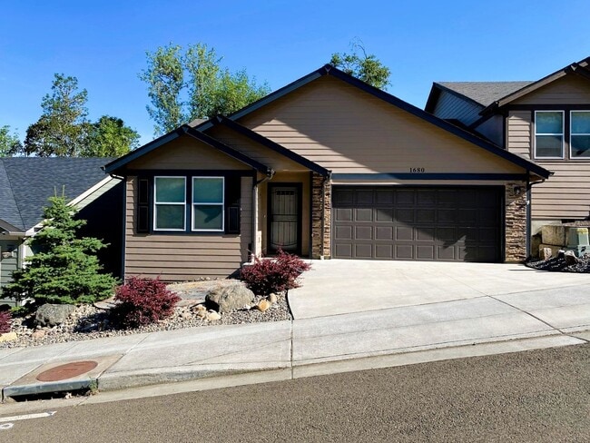 Building Photo - 3 Bedroom 2 Bath house in 55+!