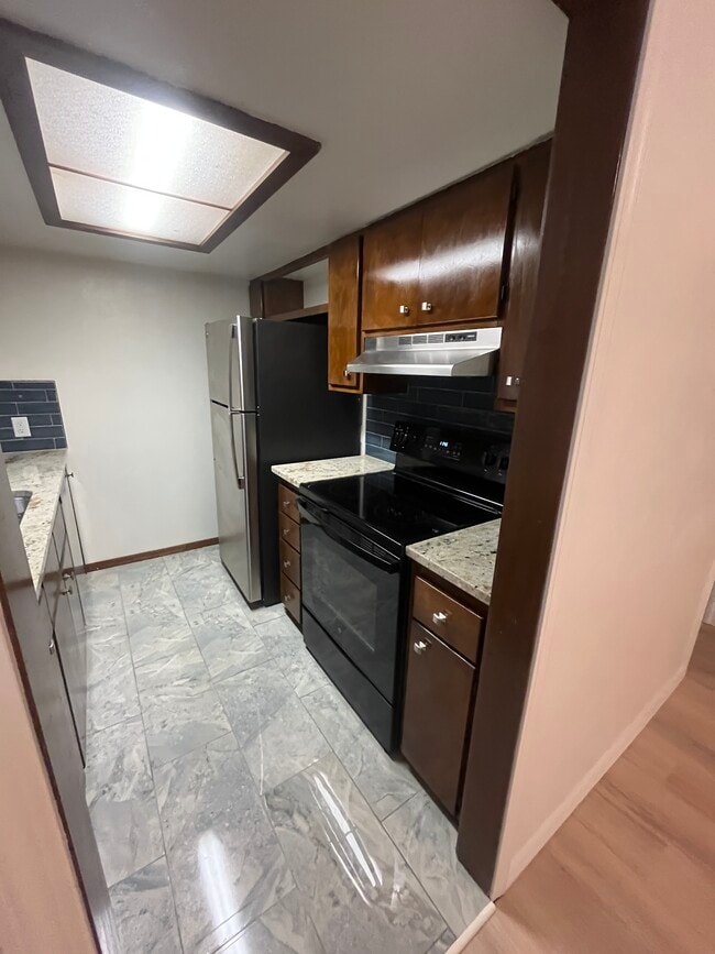 Photo - 919 W Tyler Ave