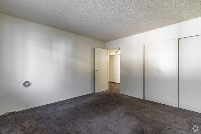 1 BR, 1 BA - 740 SF