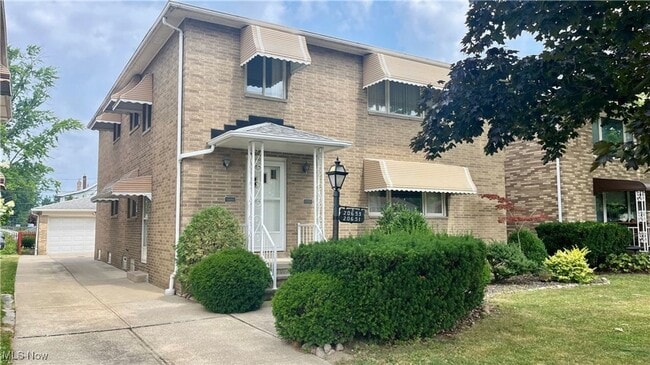 Building Photo - Spacious Lakeshore Living – 3-Bedroom Duplex with Charm & Convenience Unit 20653 upper