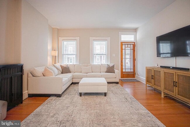 Photo - 245 Hurst St