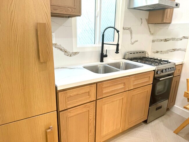 633 Rose Ave Unit 4