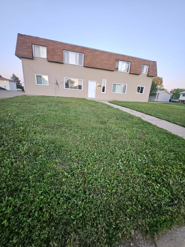 Building Photo - 1825 5th St SE Unit 1