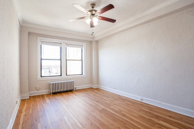 Building Photo - 6233 N Winthrop Ave Unit #202