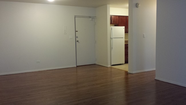 Large 1 Bedroom - River West Commons Apartments