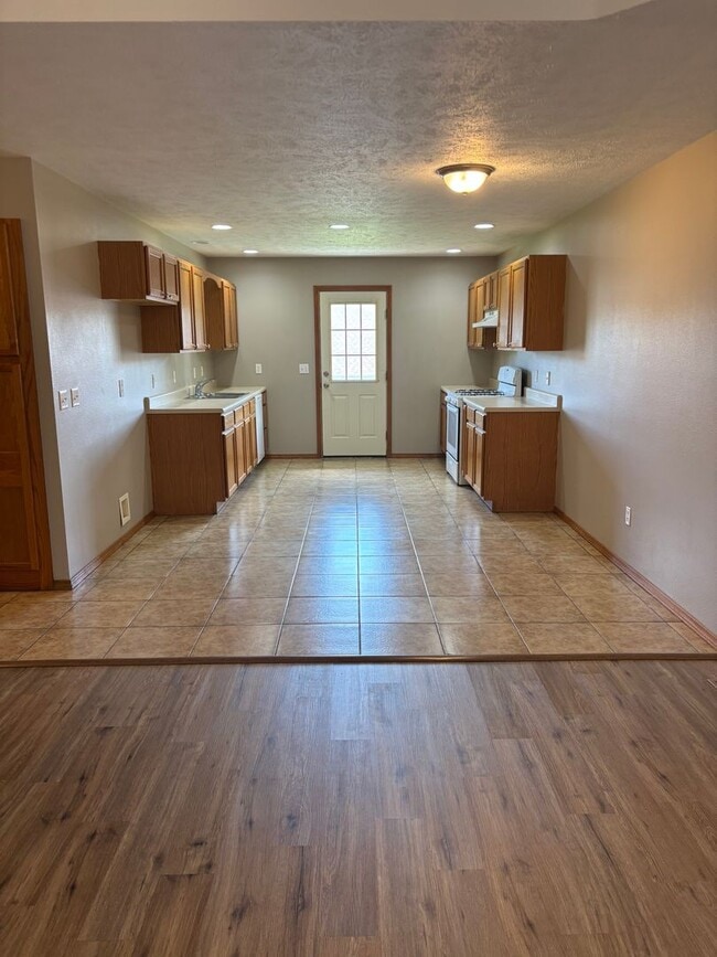 2 Bed 2 Bath 2 Car Garage Duplex - 2 Bed 2 Bath 2 Car Garage Duplex Townhome
