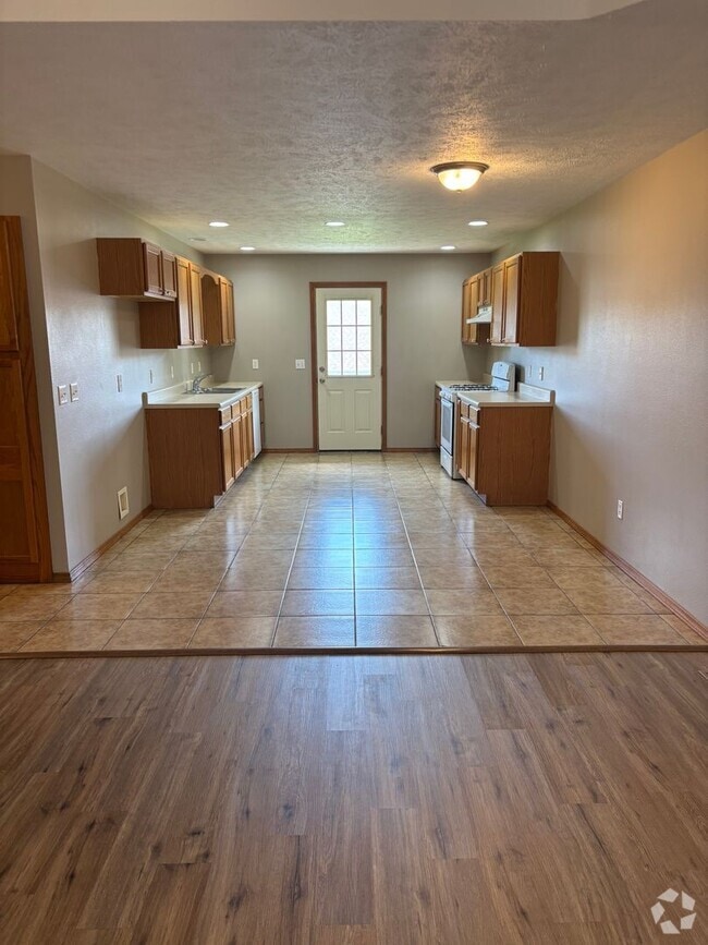 Building Photo - 2 Bed 2 Bath 2 Car Garage Duplex Rental