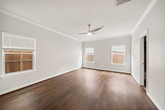 Building Photo - 1001 W 8th St Rental