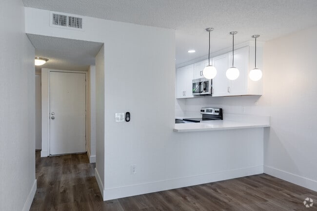 2BR, 1BA - 850SF - Trolley Palm