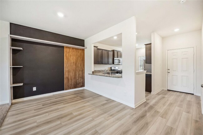 Photo - 425 Elaine Vly Dr