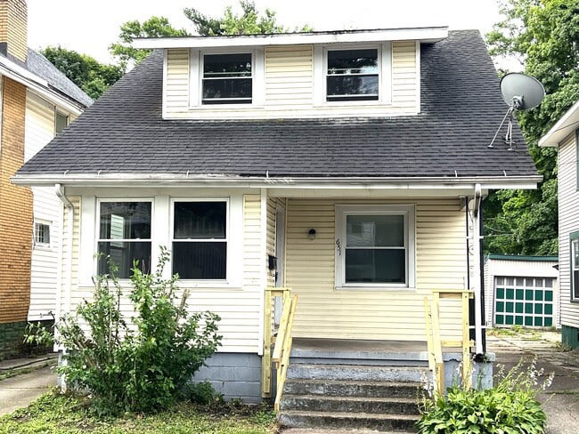 Building Photo - 651 W 5th St Rental