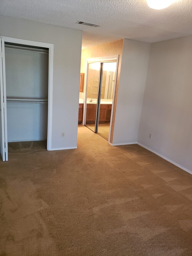 Building Photo - 1202 Thorpe Ln Unit 216 Rental