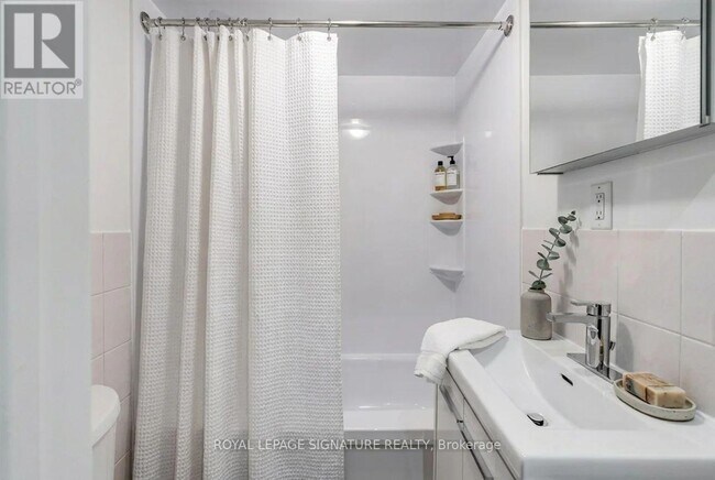 Photo - 641 Ossington Ave